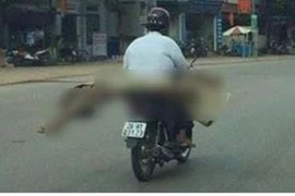 Bộ Y tế yêu cầu xác minh thông tin vụ dùng xe máy chở thi thể về nhà