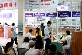 Người dân chờ đến lượt khám bệnh. (Nguồn: TTXVN)