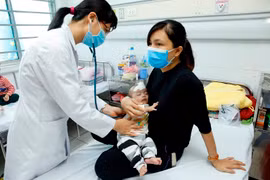 Chăm sóc điều trị cho trẻ mắc bệnh cúm tại Bệnh viện Nhi Trung ương. (Ảnh: Dương Ngọc/TTXVN)
