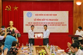 Phó Tổng Giám đốc Bảo hiểm xã hội Việt Nam Trần Đình Liệu trao Giải nhất tập thể cho Tổng công ty Viễn thông Viettel. (Nguồn: Bảo hiểm Xã hội Việt Nam)