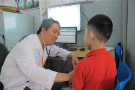 Bác sỹ khám phát hiện bệnh lao cho trẻ em. (Ảnh: TTXVN/Vietnam+)