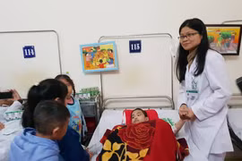 Những bức tranh và phần quà gửi đến các bệnh nhi ung thư đang điều trị tại Bệnh viện Bạch Mai. (Ảnh: PV/Vietnam+)