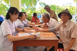 Các bác sỹ khám bệnh cho người dân tại huyện Cẩm Xuyên. (Ảnh: T.G/Vietnam+)