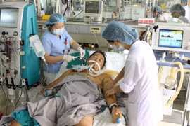 Kỹ thuật lọc máu hiện đại trong hồi sức cấp cứu tại Bệnh viện Bạch Mai giúp giảm tử vong đáng kể cho nhiều bệnh nhân nặng. (Ảnh: Dương Ngọc/TTXVN) 