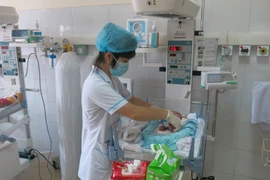 Chăm sóc cho trẻ sơ sinh. (Ảnh minh họa: TTXVN)