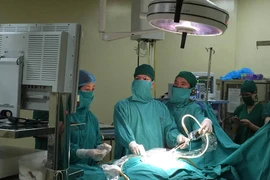 Một ca mổ thoát vị bẹn cho trẻ nhỏ tại Bệnh viện Xanh Pôn. (Ảnh: PV/Vietnam+)