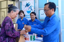 Phát thuốc miễn phí cho người nghèo tại tỉnh Bình Thuận. (Ảnh: Nguyễn Thanh/TTXVN)