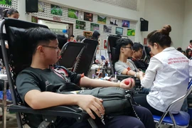 Các bạn trẻ tham gia hiến máu tại Viện huyết học Truyền máu Trung ương. (Ảnh: PV/Vietnam+)