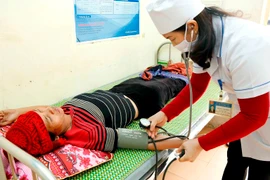 Chăm sóc sức khỏe cho người dân. (Ảnh: Dương Ngọc/TTXVN)