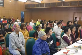 Các bệnh nhân tham gia buổi ra mắt câu lạc bộ bệnh nhân ung thư vú. (Ảnh: PV/Vietnam+)