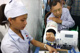 Khám bệnh cho người dân tại Trung tâm y tế huyện Vân Đồn, tỉnh Quảng Ninh. (Ảnh: PV/Vietnam+)
