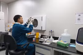 Các chuyên gia tại Hệ thống Y tế Vinmec với công trình nghiên cứu về gene của người Việt Nam. (Ảnh: T.G/Vietnam+)