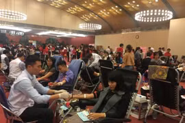 Các bạn trẻ tham gia hiến máu tại Lễ hội Xuân hồng. (Ảnh: PV/Vietnam+)