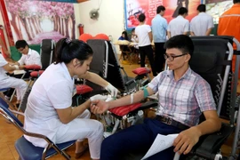 Các bạn trẻ tham gia hiến máu tình nguyện.