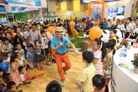 Nhiều hoạt động thu hút trẻ em tại Triển lãm Quốc tế ngành sữa và sản phẩm sữa. (Ảnh: PV/Vietnam+)