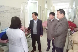 Lãnh đạo huyện Hoàng Su Phì thăm hỏi các nạn nhân. (Ảnh: Minh Tâm/TTXVN)