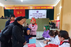 Khám chữa bệnh cho người dân tại vùng khó khăn ở huyện Bảo Lạc, Cao Bằng. (Ảnh: T.G/Vietnam+)