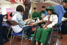 Các bạn trẻ tham gia hiến máu tại Lễ khai mạc Chương trình hiến máu Chủ nhật đỏ. (Ảnh: T.G/Vietnam+)
