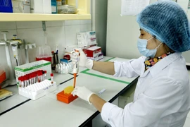 Hệ thống xét nghiệm máu tại một bệnh viện. (Ảnh: TTXVN)