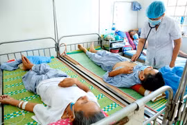 Bác sỹ thăm khám, điều trị cho bệnh nhân. (Ảnh: TTXVN)