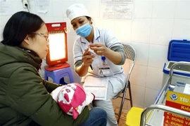 Tiêm vắcxin ComBE Five cho trẻ tại Hà Nội. (Ảnh: TTXVN/Vietnam+)