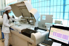 Nhiều thiết bị y tế hiện đại giúp công tác chẩn đoán, khám chữa bệnh chính xác. (Ảnh: TTXVN/Vietnam+)