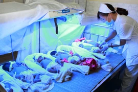 Chăm sóc trẻ sơ sinh tại Bệnh viện Đa khoa khu vực huyện miền núi Ngọc Lặc (Thanh Hóa). (Ảnh: Dương Ngọc/TTXVN)