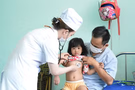 Điều trị cho bệnh nhân mắc sởi tại tỉnh Đắk Lắk. (Ảnh: TTXVN/Vietnam+)
