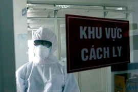 Bác sỹ mặc áo phòng dịch trực theo dõi 24/24 giờ tình trạng của bệnh nhân nghi nhiễm Ebola ở Bệnh viện Đa khoa Đà Nẵng, tháng 11/2014.(Ảnh: Trần Lê Lâm/TTXVN)