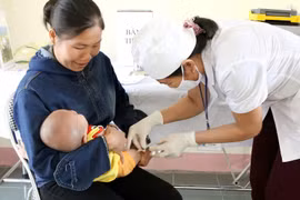 Tiêm chủng cho trẻ. (Ảnh: TTXVN/Vietnam+)