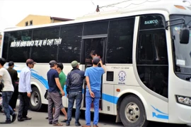 Chiếc xe khách mang hàng chữ “Miễn phí cho hành khách trị xạ và chạy thận”. (Ảnh: Hoài Thu-Thu Hà/Vietnam+)