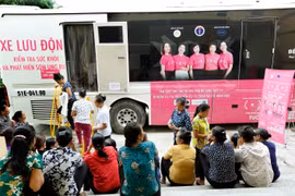 Chiến dịch khám sàng lọc bệnh ung thư vú trên xe lưu động. (Ảnh: Dương Ngọc/TTXVN)