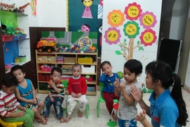Một giờ học của trẻ có chứng tự kỷ tại Trung tâm dạy trẻ tự kỷ Thiên Thần Nhỏ ở Ninh Bình. (Ảnh: TTXVN/Vietnam+)