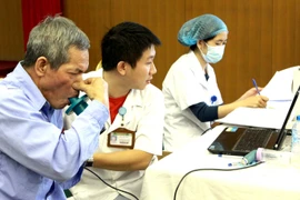 Nhân viên y tế khám, đo chức năng hô hấp cho người bệnh về bệnh phổi tắc nghẽn mạn tính. (Ảnh: Dương Ngọc/TTXVN)