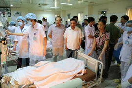 Cấp cứu cho các bệnh nhân chạy thận nhân tạo tại Bệnh viện Đa khoa tỉnh Hòa Bình. (Ảnh: Vũ Hà/TTXVN) 