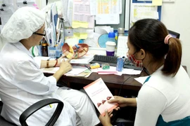 Tư vấn xét nghiệm, tầm soát và chẩn đoán viêm gan virus C cho người dân. (Ảnh: TTXVN/Vietnam+)