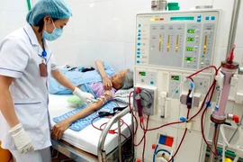 Quyền lợi khám chữa bệnh của người tham gia bảo hiểm y tế được mở rộng. (Ảnh: Dương Ngọc/TTXVN)