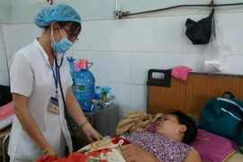 Điều trị cho bệnh nhân mắc sốt rét. (Ảnh: TTXVN/Vietnam+)