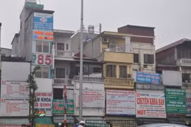 Các cơ sở y tế tư nhân san sát nhau. (Ảnh: T.G/Vietnam+)
