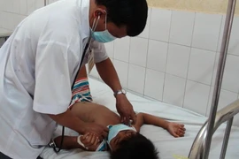 Một bệnh nhân nhi đang được điều trị cách ly bệnh bạch hầu tại bệnh viện đa khoa tỉnh Bình Phước. (Ảnh: Đậu Tất Thành/TTXVN) 