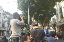 Rất nhiều phóng viên đã tập trung quanh khu vực diễn ra cuộc gặp thượng đỉnh. (Ảnh: Sơn Bách/Vietnam+)