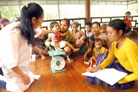 Theo dõi sức khoẻ, tình trạng dinh dưỡng cho trẻ em. (Ảnh: Dương Ngọc/TTXVN)