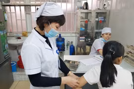 Tiêm phòng bệnh dại cho bệnh nhân bị chó cắn tại Trung tâm kiểm soát bệnh tật Thái Nguyên.