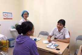 Bác sỹ khám miễn phí cho người dân bệnh lý về đại trực tràng, tầng sinh môn. (Ảnh: PV/Vietnam+)