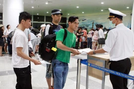 Kiểm tra công tác phòng chống dịch bệnh tại sân bay. (Ảnh: TTXVN/Vietnam+)
