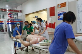 Một bệnh nhân được chuyển vào Khoa Cấp cứu lúc 11 giờ trưa. (Ảnh: T.G/Vietnam+)