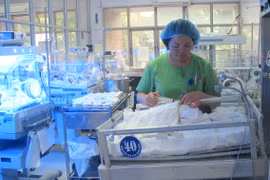 Chăm sóc trẻ mới sinh tại Bệnh viện Phụ sản Trung ương. (Ảnh: T.G/Vietnam+)