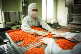 Sản xuất thuốc tại một nhà máy sản xuất trong nước theo tiêu chuẩn quốc tế. (Ảnh: TTXVN/Vietnam+)