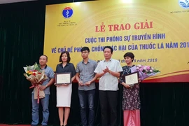 Các tác giả đoạt giải Nhất của cuộc thi. (Ảnh: PV/Vietnam+)
