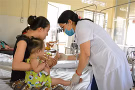 Điều trị cho một bệnh nhân mắc bệnh tay chân miệng tại Bệnh viện Đa khoa vùng Tây Nguyên. (Ảnh: Tuấn Anh/TTXVN)